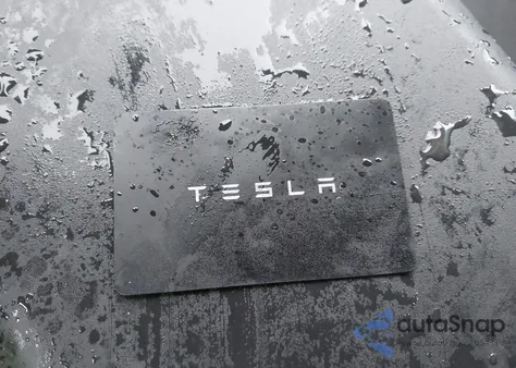 2026 Tesla Model Y Premium Rear-Wheel Drive z USA, uszkodzony, nr VIN 7SAYGDED8TF427808